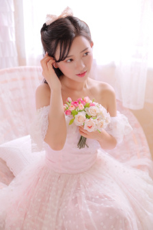 美女露出奶头还扒开尿口图片